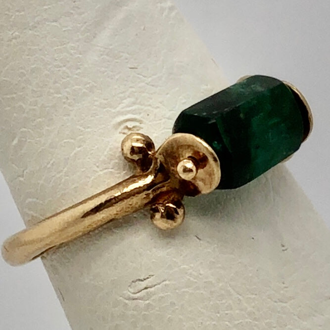14K Yellow Gold Ring with Lateral Green Stone  CR0300