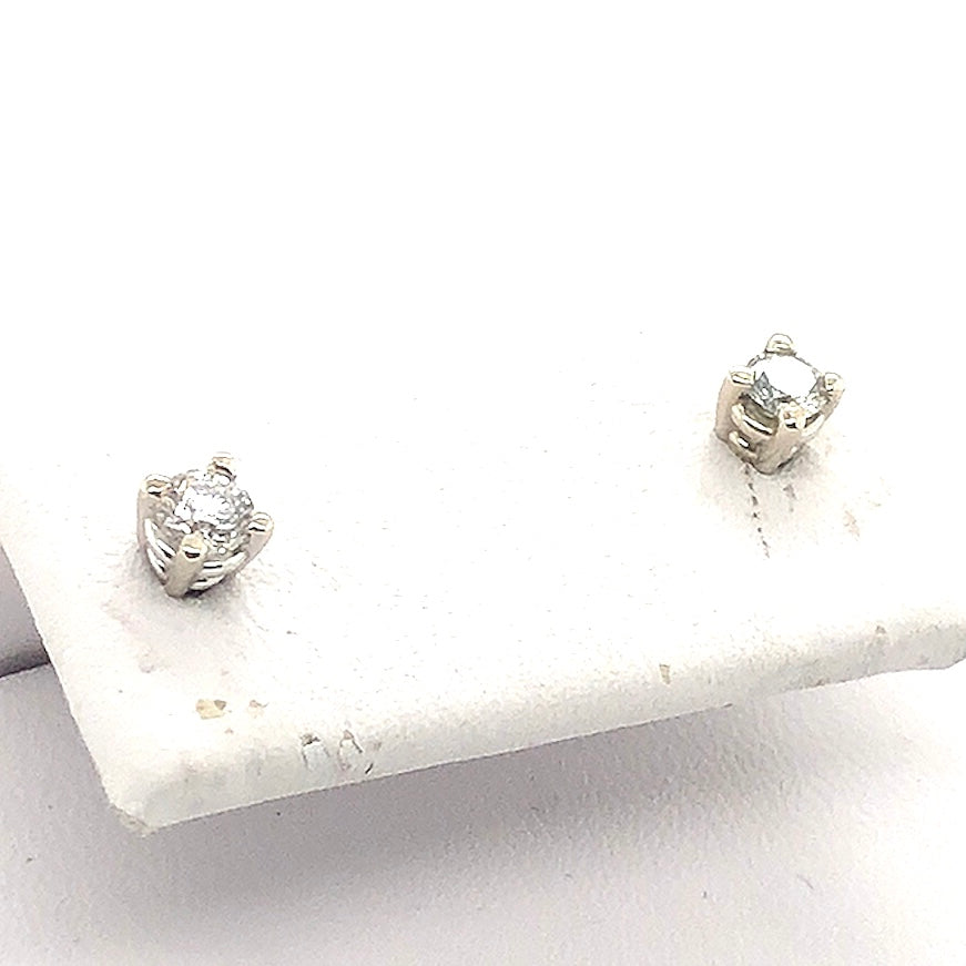 14K White Gold Diamond Stud Earrings  SI0417